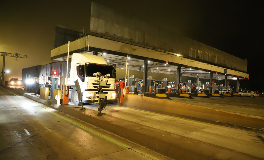 Encerramento dos atuais contratos de concessão de rodovias no Paraná. Abertura das catracas da praça de pedágio da Ecovia, na BR-277, em São José dos Pinhais, ocorrida à 0h00 deste domingo. - Curitiba, 28/11/2021 - Foto: Ari Dias/AEN