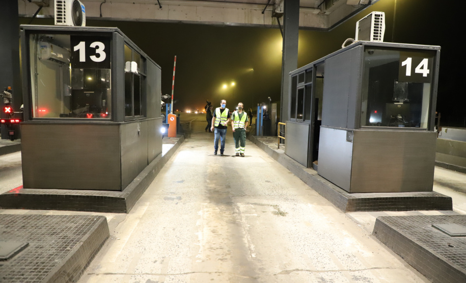 Encerramento dos atuais contratos de concessão de rodovias no Paraná. Abertura das catracas da praça de pedágio da Ecovia, na BR-277, em São José dos Pinhais, ocorrida à 0h00 deste domingo. - Curitiba, 28/11/2021 - Foto: Ari Dias/AEN