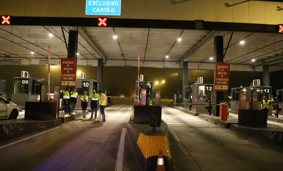 Encerramento dos atuais contratos de concessão de rodovias no Paraná. Abertura das catracas da praça de pedágio da Ecovia, na BR-277, em São José dos Pinhais, ocorrida à 0h00 deste domingo. - Curitiba, 28/11/2021 - Foto: Ari Dias/AEN