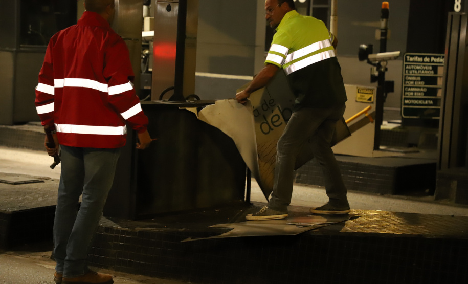 Encerramento dos atuais contratos de concessão de rodovias no Paraná. Abertura das catracas da praça de pedágio da Ecovia, na BR-277, em São José dos Pinhais, ocorrida à 0h00 deste domingo. - Curitiba, 28/11/2021 - Foto: Ari Dias/AEN