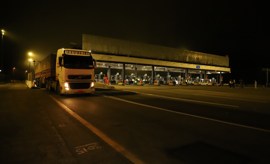 Encerramento dos atuais contratos de concessão de rodovias no Paraná. Abertura das catracas da praça de pedágio da Ecovia, na BR-277, em São José dos Pinhais, ocorrida à 0h00 deste domingo. - Curitiba, 28/11/2021 - Foto: Ari Dias/AEN