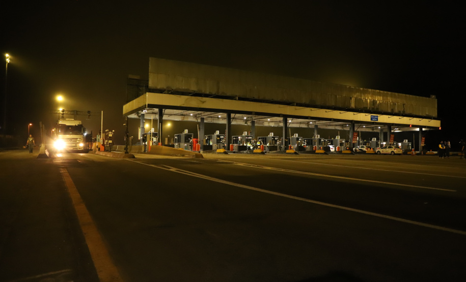 Encerramento dos atuais contratos de concessão de rodovias no Paraná. Abertura das catracas da praça de pedágio da Ecovia, na BR-277, em São José dos Pinhais, ocorrida à 0h00 deste domingo. - Curitiba, 28/11/2021 - Foto: Ari Dias/AEN
