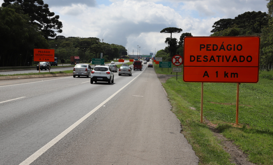 Encerramento dos atuais contratos de concessão de rodovias no Paraná. Abertura das catracas da praça de pedágio da Ecovia, na BR-277, em São José dos Pinhais, ocorrida à 0h00 deste domingo. - Curitiba, 28/11/2021 - Foto: Ari Dias/AEN