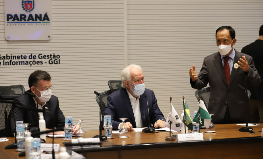 O vice governador Darci Piana e o Diretor Presidente da Invest Paraná, Eduardo Bekin participam nesta segunda-feira (29), de audiencia com o presidente da Câmara de Comércio e Indústria Brasil Coreia do Sul no Palacio Iguacu. Curitiba, 29/11/2021 - Foto: Geraldo Bubniak/AEN