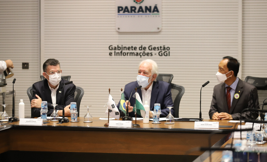 O vice governador Darci Piana e o Diretor Presidente da Invest Paraná, Eduardo Bekin participam nesta segunda-feira (29), de audiencia com o presidente da Câmara de Comércio e Indústria Brasil Coreia do Sul no Palacio Iguacu. Curitiba, 29/11/2021 - Foto: Geraldo Bubniak/AEN
