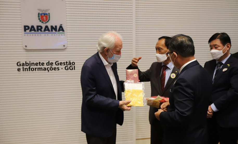 O vice governador Darci Piana e o Diretor Presidente da Invest Paraná, Eduardo Bekin participam nesta segunda-feira (29), de audiencia com o presidente da Câmara de Comércio e Indústria Brasil Coreia do Sul no Palacio Iguacu. Curitiba, 29/11/2021 - Foto: Geraldo Bubniak/AEN