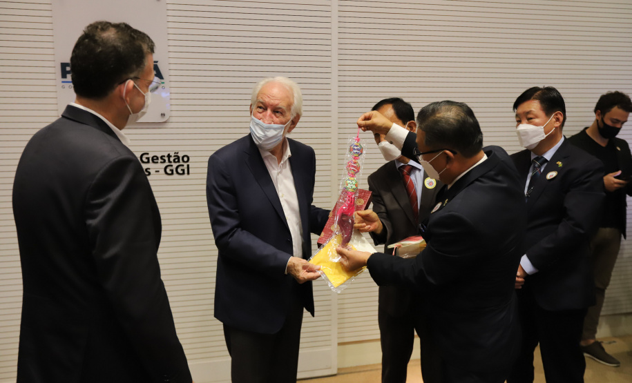 O vice governador Darci Piana e o Diretor Presidente da Invest Paraná, Eduardo Bekin participam nesta segunda-feira (29), de audiencia com o presidente da Câmara de Comércio e Indústria Brasil Coreia do Sul no Palacio Iguacu. Curitiba, 29/11/2021 - Foto: Geraldo Bubniak/AEN