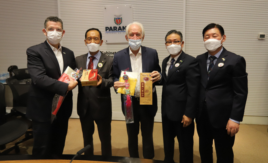 O vice governador Darci Piana e o Diretor Presidente da Invest Paraná, Eduardo Bekin participam nesta segunda-feira (29), de audiencia com o presidente da Câmara de Comércio e Indústria Brasil Coreia do Sul no Palacio Iguacu. Curitiba, 29/11/2021 - Foto: Geraldo Bubniak/AEN