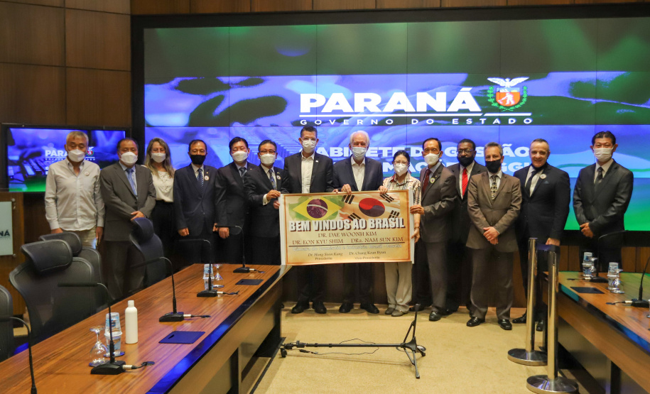 O vice governador Darci Piana e o Diretor Presidente da Invest Paraná, Eduardo Bekin participam nesta segunda-feira (29), de audiencia com o presidente da Câmara de Comércio e Indústria Brasil Coreia do Sul no Palacio Iguacu. Curitiba, 29/11/2021 - Foto: Geraldo Bubniak/AEN