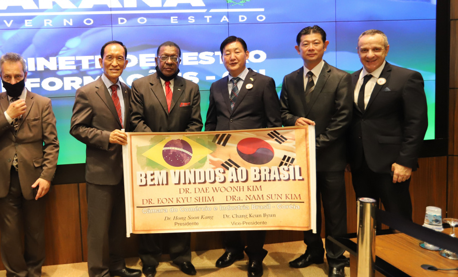 O vice governador Darci Piana e o Diretor Presidente da Invest Paraná, Eduardo Bekin participam nesta segunda-feira (29), de audiencia com o presidente da Câmara de Comércio e Indústria Brasil Coreia do Sul no Palacio Iguacu. Curitiba, 29/11/2021 - Foto: Geraldo Bubniak/AEN