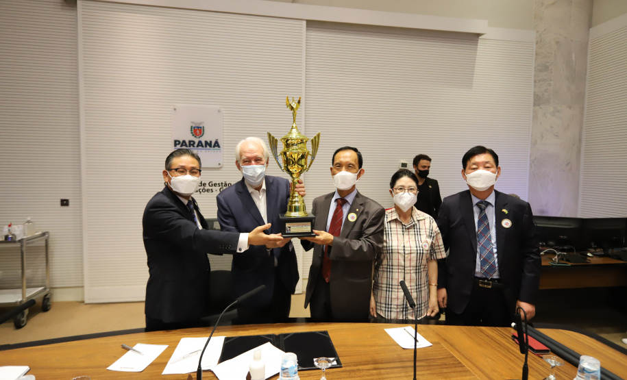 O vice governador Darci Piana e o Diretor Presidente da Invest Paraná, Eduardo Bekin participam nesta segunda-feira (29), de audiencia com o presidente da Câmara de Comércio e Indústria Brasil Coreia do Sul no Palacio Iguacu. Curitiba, 29/11/2021 - Foto: Geraldo Bubniak/AEN