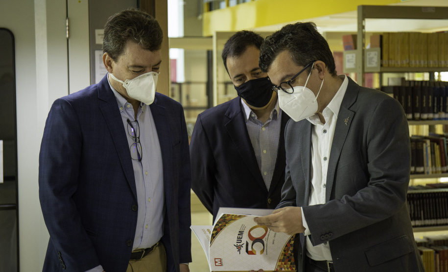 Biblioteca Central da UEM recebe doação de 23 mil livros