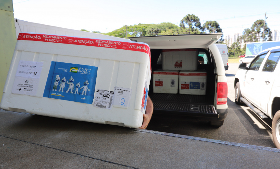 Distribuição das vacinas para regionais de saúde no Cemepar - Curitiba, 30/11/2021