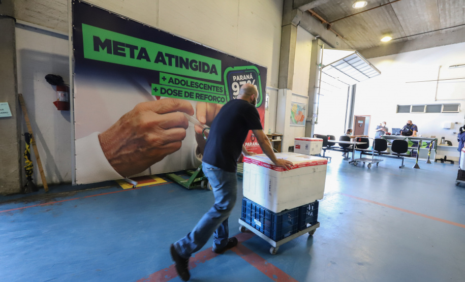 Distribuição das vacinas para regionais de saúde no Cemepar - Curitiba, 30/11/2021