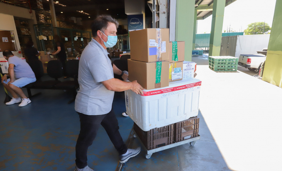 Distribuição das vacinas para regionais de saúde no Cemepar - Curitiba, 30/11/2021