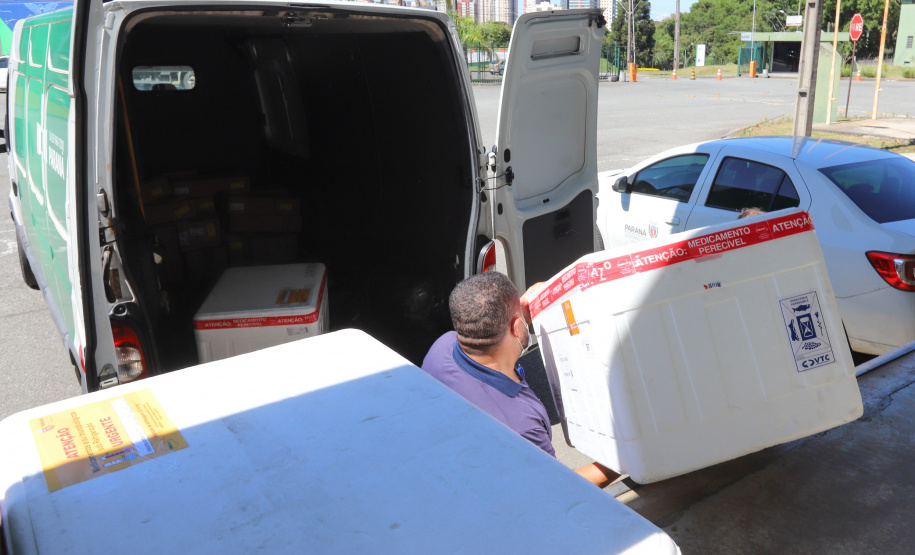 Distribuição das vacinas para regionais de saúde no Cemepar - Curitiba, 30/11/2021