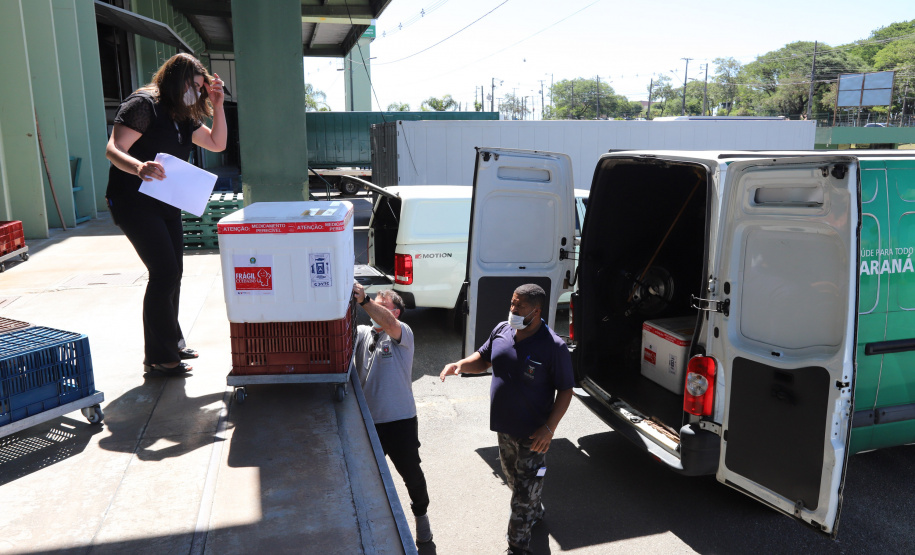Distribuição das vacinas para regionais de saúde no Cemepar - Curitiba, 30/11/2021
