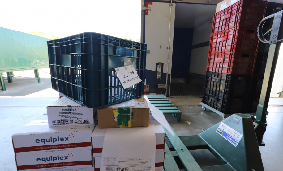 Distribuição das vacinas para regionais de saúde no Cemepar - Curitiba, 30/11/2021