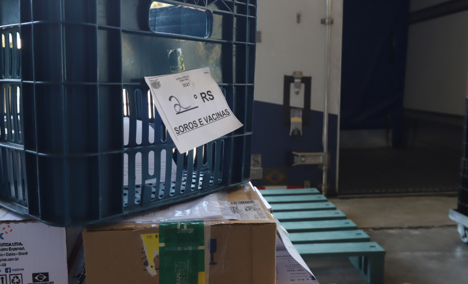 Distribuição das vacinas para regionais de saúde no Cemepar - Curitiba, 30/11/2021