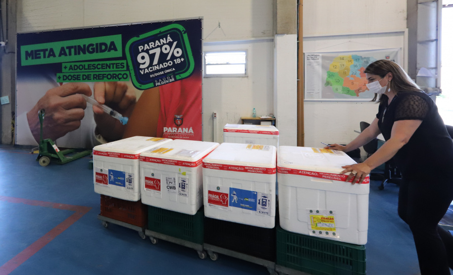 Distribuição das vacinas para regionais de saúde no Cemepar - Curitiba, 30/11/2021