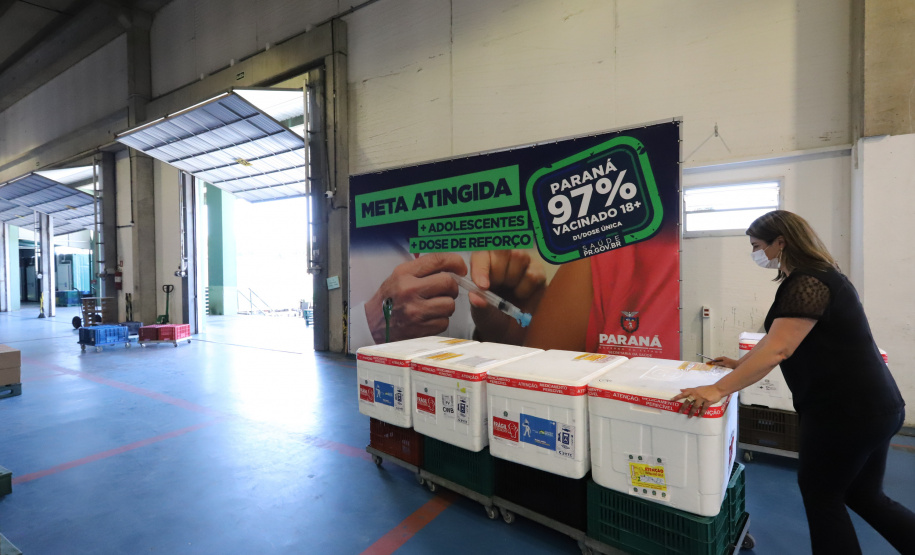Distribuição das vacinas para regionais de saúde no Cemepar - Curitiba, 30/11/2021