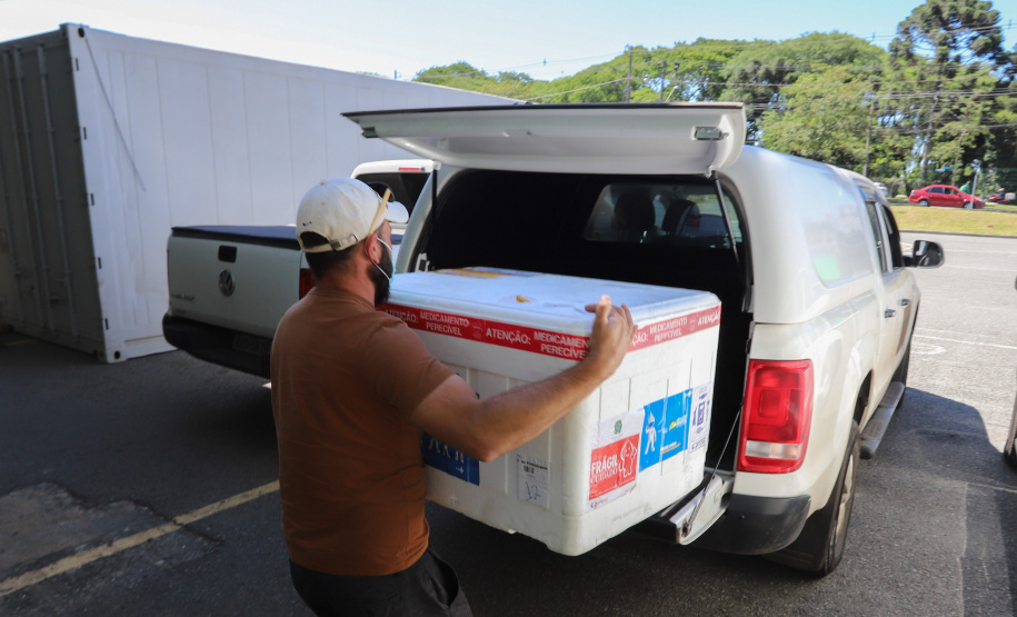 Distribuição das vacinas para regionais de saúde no Cemepar - Curitiba, 30/11/2021