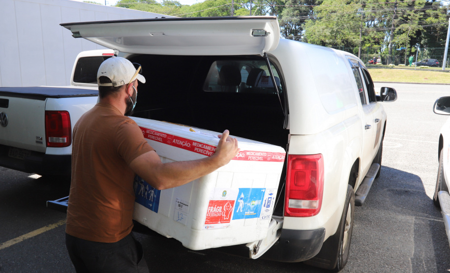 Distribuição das vacinas para regionais de saúde no Cemepar - Curitiba, 30/11/2021