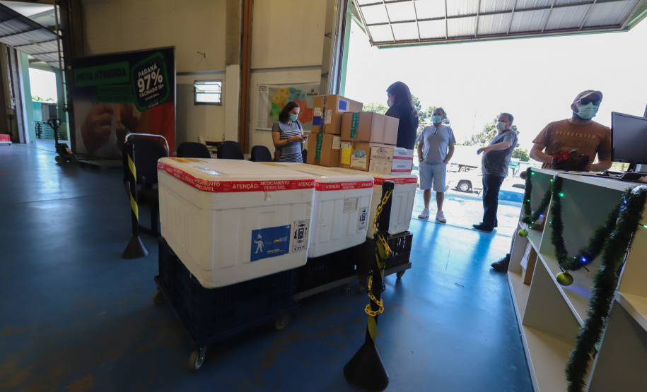 Distribuição das vacinas para regionais de saúde no Cemepar - Curitiba, 30/11/2021