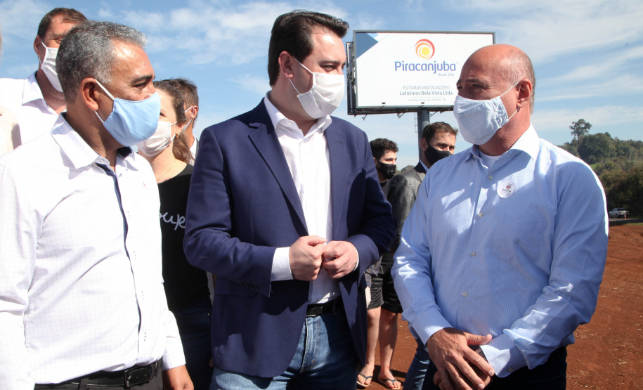 A industrialização avança a passos largos para os municípios menos populosos do Paraná. Um levantamento da Invest Paraná, braço do Governo do Estado responsável pela prospecção e atração de investimentos, a partir das licenças emitidas revela que as cidades de menor porte atraíram aplicações de R$ 15,9 bilhões da iniciativa privada desde 2019. Dentro deste pacote estão 483 ações em localidades de porte médio (R$ 2 bilhões e 95 acordos), pequeno (R$ 13,65 bilhões e 359 acordos) e micro (R$ 256 milhões em 29