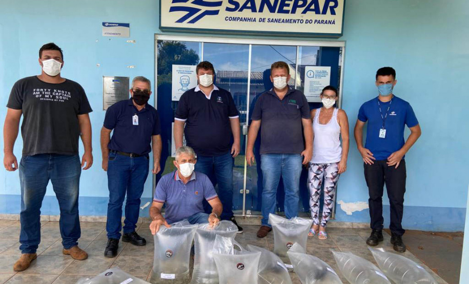 A Companhia de Saneamento do Paraná (Sanepar) fez a soltura de peixes no Rio do Lontra, manancial que abastece os moradores de Salto do Lontra, na terça-feira (23). Na ação, que faz parte das comemorações do Dia do Rio, foram lançados 5 mil peixes em idade juvenil das espécies lambari e jundiá. Essas espécies fazem parte da fauna da bacia do Baixo Iguaçu, na qual está inserido o Rio do Lontra. - Salto do Lontra, 23/11/2021 - Foto: Sanepar