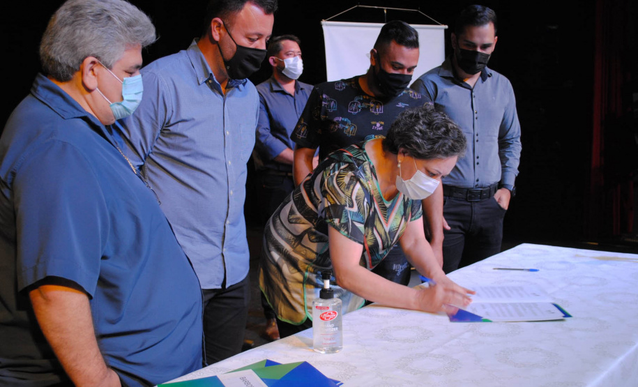 Desde segunda-feira (22), o programa PlanificaSUS teve a adesão formalizada de 115 municípios do Estado e de todos os consórcios da macrorregião Noroeste. Um a um, prefeitos e secretários municipais das Regionais de Saúde assinaram o termo de participação no projeto. - Curitiba, 25/11/2021 - Foto: Maria Sezineide Cavalcante de Melo - 11RS