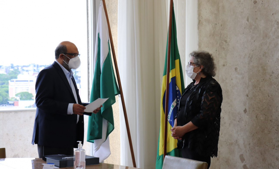 Auditora fiscal é condecorada com a primeira Medalha de Mérito Fazendário Paraná