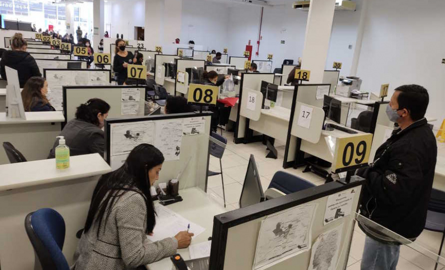 A Agência do Trabalhador de Curitiba realizou nesta sexta-feira (12) um mutirão para encaminhar candidatos a vagas em shoppings centers da capital e região metropolitana, nos setores de comércio e alimentação. - Curitiba, 12/11/2021 - Foto: SEJUF