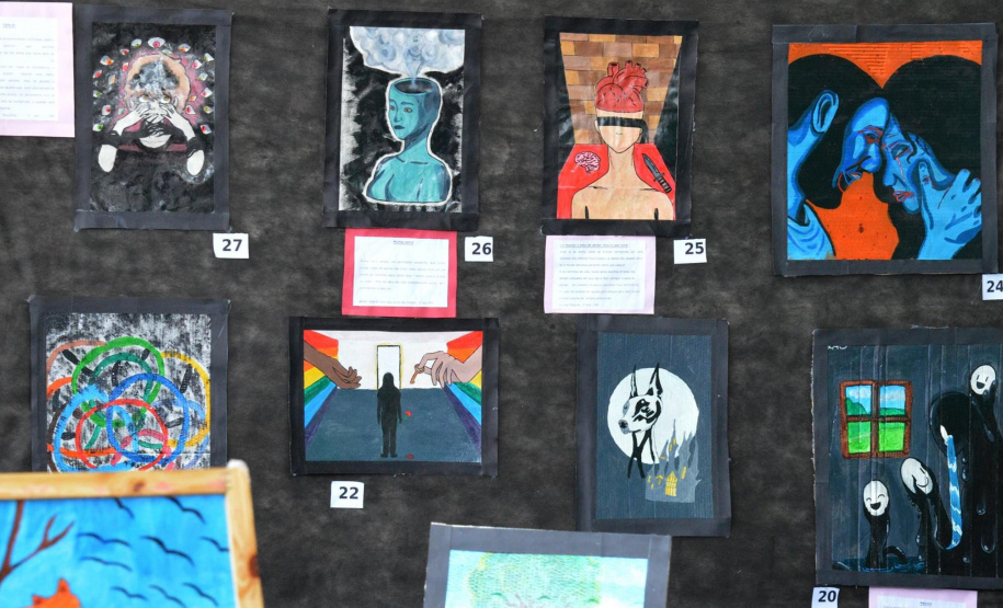 Alunos fazem exposição de arte inspirada no Expressionismo e no Surrealismo