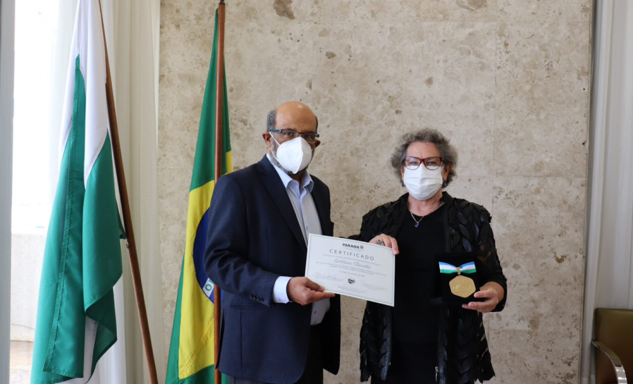 Auditora fiscal é condecorada com a primeira Medalha de Mérito Fazendário Paraná