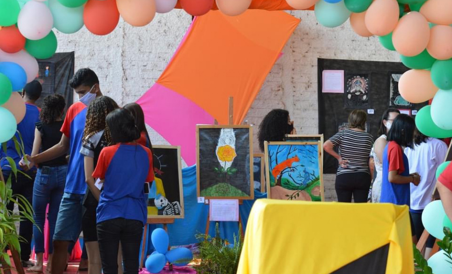 Alunos fazem exposição de arte inspirada no Expressionismo e no Surrealismo