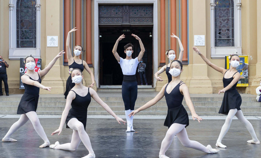 Escola de Dança Teatro Guaíra se apresenta na Praça Santos Andrade nesta sexta. Foto: Maringas Maciel/CCTG