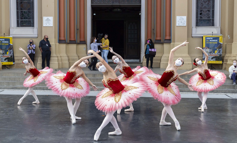 Escola de Dança Teatro Guaíra se apresenta na Praça Santos Andrade nesta sexta. Foto: Maringas Maciel/CCTG