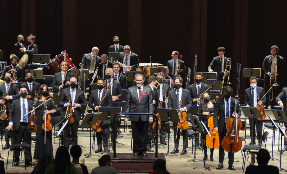 Orquestra Sinfônica do Paraná reencontra o público no grande auditório do Teatro Guaíra