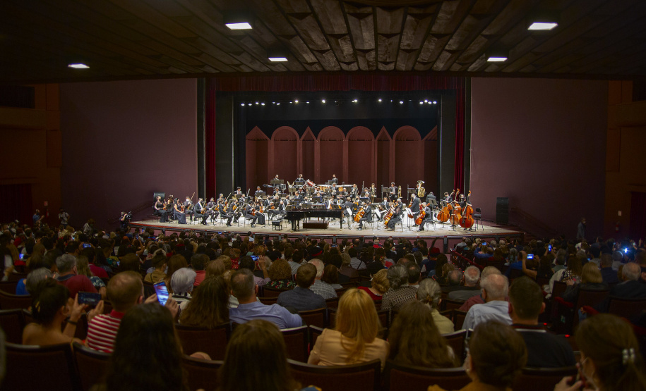 Orquestra Sinfônica do Paraná reencontra o público no grande auditório do Teatro Guaíra
