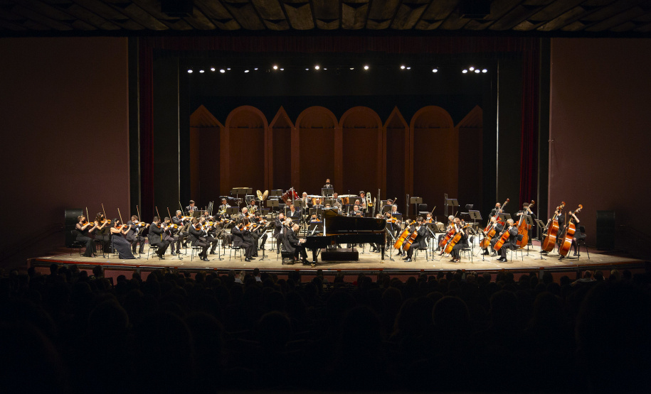 Orquestra Sinfônica do Paraná reencontra o público no grande auditório do Teatro Guaíra