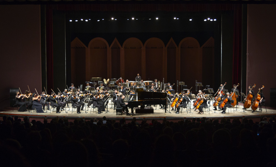 Orquestra Sinfônica do Paraná reencontra o público no grande auditório do Teatro Guaíra