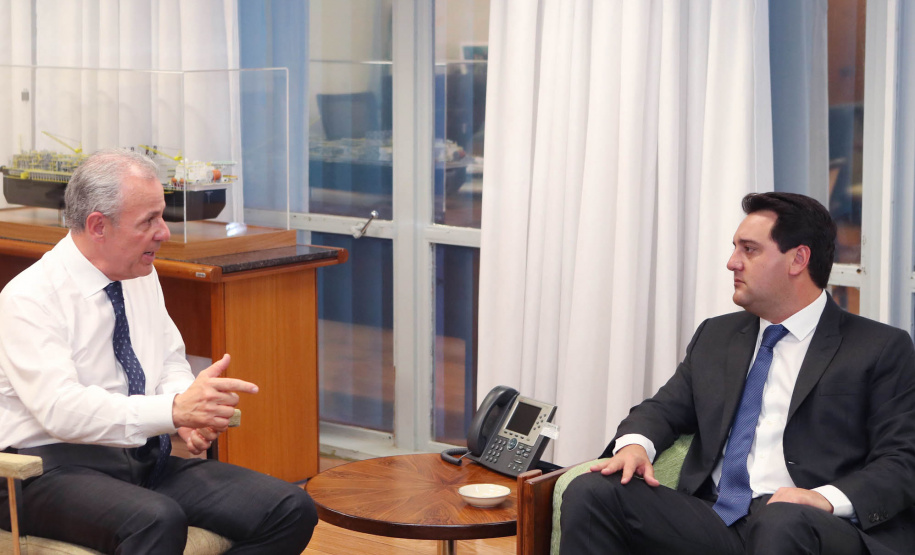 O governador Carlos Massa Ratinho Junior apresentou nesta quarta-feira (24), ao ministro de Minas e Energia, Bento Albuquerque, o avanço das obras de infraestrutura financiadas pela Itaipu Binacional no Paraná. O encontro foi em Brasília, onde o governador cumpriu agenda durante o dia. Também participou o presidente da Copel, Daniel Slaviero. - Brasília, 24/11/2021 - Foto: Bruno Spada/MME