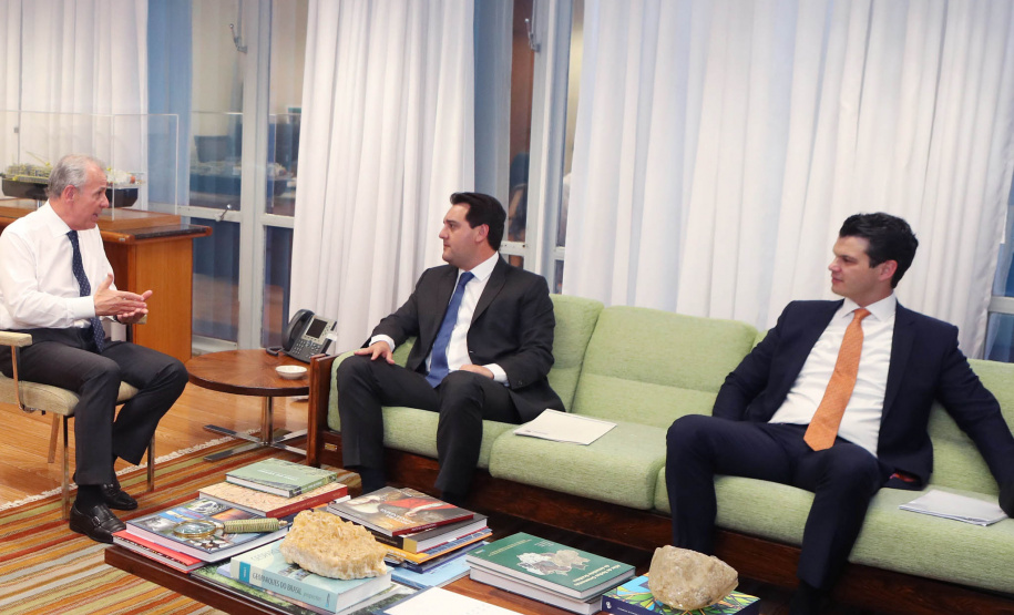 O governador Carlos Massa Ratinho Junior apresentou nesta quarta-feira (24), ao ministro de Minas e Energia, Bento Albuquerque, o avanço das obras de infraestrutura financiadas pela Itaipu Binacional no Paraná. O encontro foi em Brasília, onde o governador cumpriu agenda durante o dia. Também participou o presidente da Copel, Daniel Slaviero. - Brasília, 24/11/2021 - Foto: Bruno Spada/MME