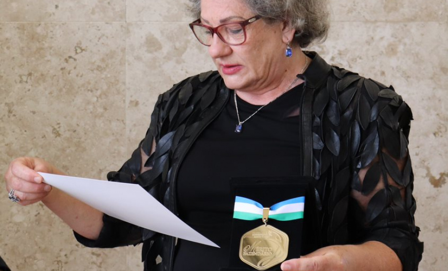 Auditora fiscal é condecorada com a primeira Medalha de Mérito Fazendário Paraná