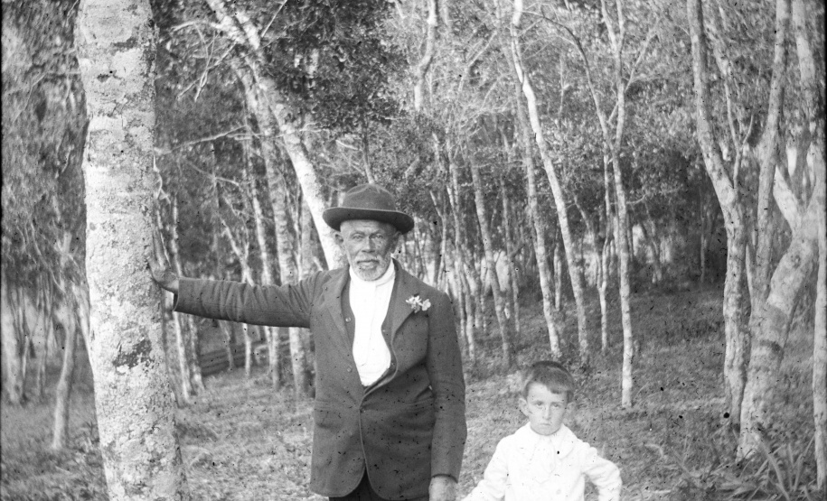 A partir de imagens reproduzidas de coleções de fotografia do museu, além de câmeras fotográficas, chapas de negativo de vidro e outros suportes fotográficos, o Museu da Imagem e do Som do Paraná apresenta a exposição Imagens do MIS: Diálogos com o Tempo. Com material variado ? ícones produzidos entre 1910 e 1980 ?, a mostra é a primeira com audiodescrição do museu, refletindo a preocupação com a inclusão.  - Curitiba, 26/11/2021 - Foto: Acervo MIS