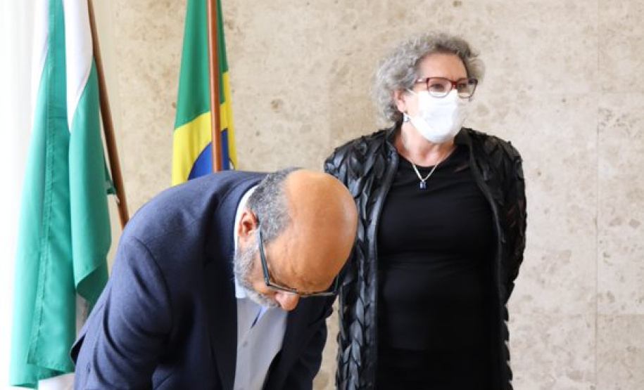 Auditora fiscal é condecorada com a primeira Medalha de Mérito Fazendário Paraná