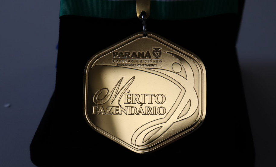 Auditora fiscal é condecorada com a primeira Medalha de Mérito Fazendário Paraná