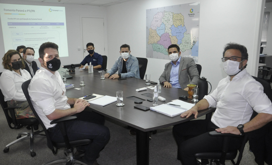Fomento Paraná e diretoria da Fundação Parque Tecnológico de Itaipu (PTI), em reunião nesta terça, 9, em Curitiba, avançando nas conversações para estruturar a parceria entre as entidades a partir de um protocolo de intenções já assinado com objetivo de fomentar o ecossistema de inovação em Foz do Iguaçu e no oeste do Paraná. - Curitiba, 09/11/2021 - Foto: Fomento Paraná
