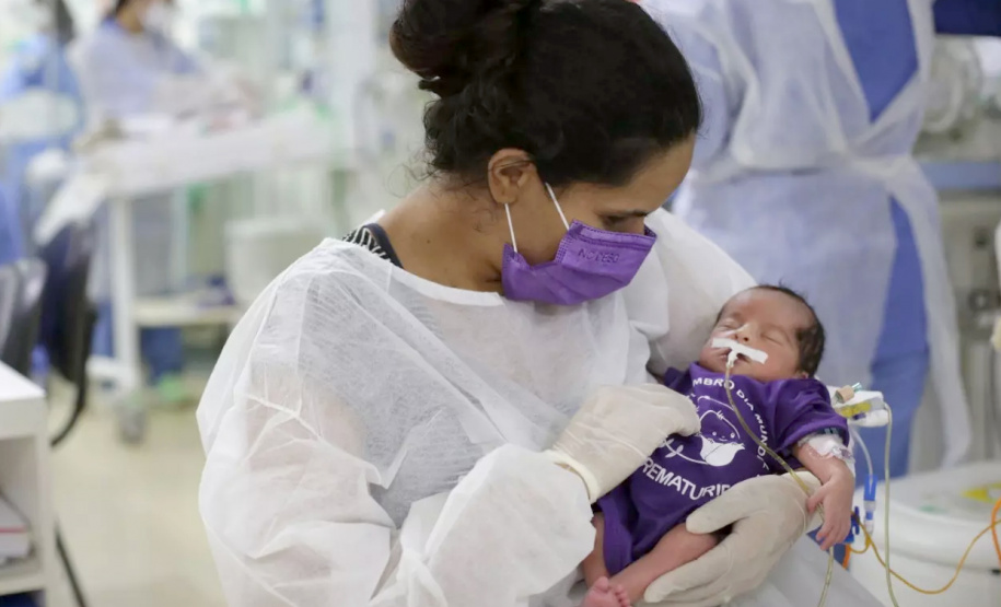 No Dia da Prematuridade, Hospital Universitário do Oeste homenageia bebês com sessão de foto